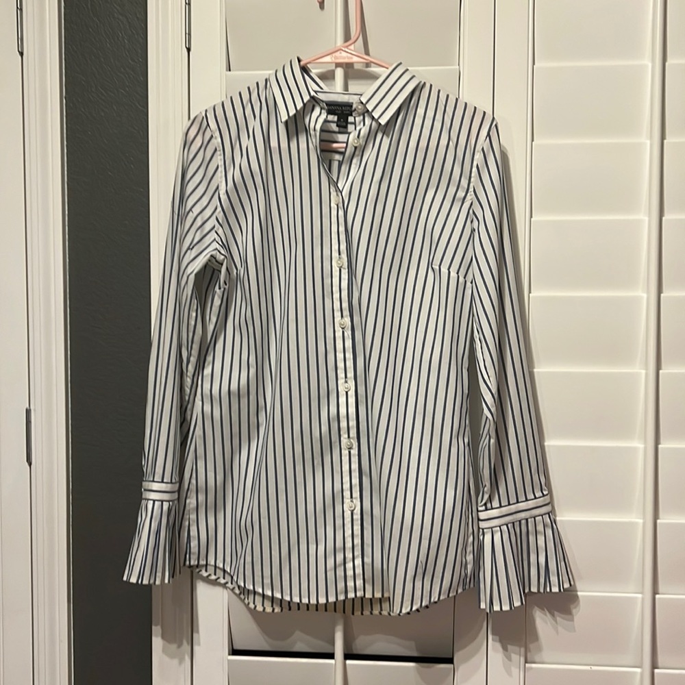 Women’s size 6 Banana Republic Riley shirt. Button up collared shirt.